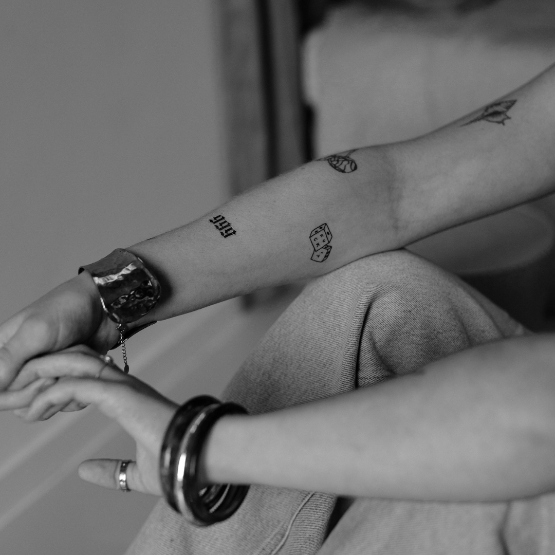 Tidsbegränsade tatueringar på mörk hud: 7 praktiska tips