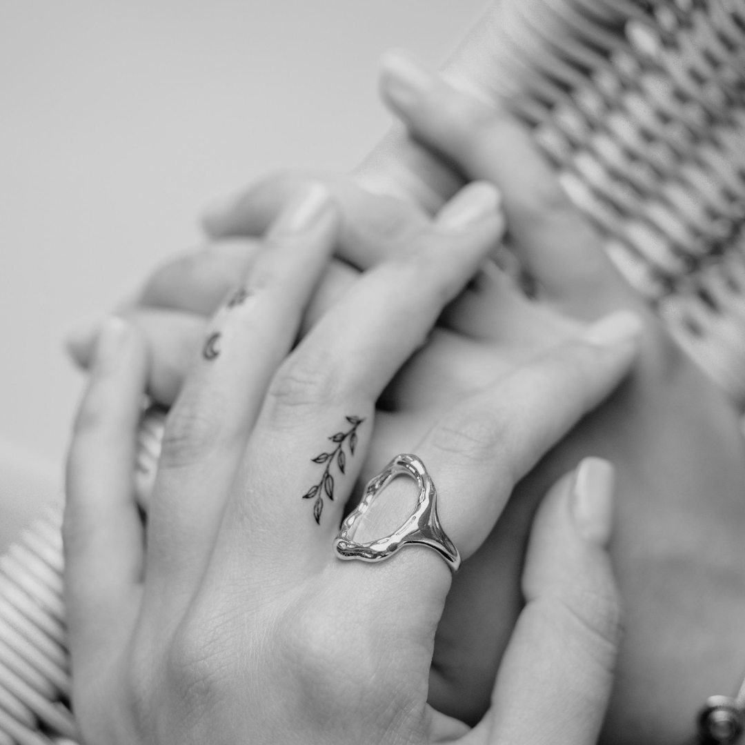 De 10 populäraste tillfälliga metallic tatuering designen just nu