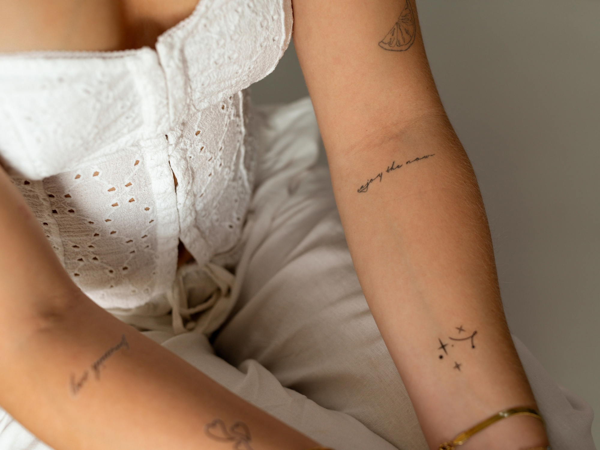 Fineline-tatuering: allt om denna subtila tatueringsstil och hur du provar den