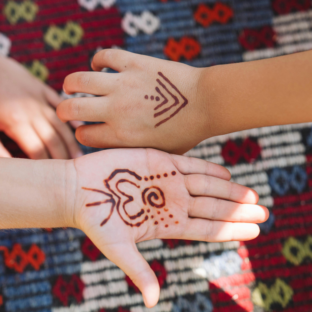 Är tillfälliga tatueringar säkra för barn? 9 tips