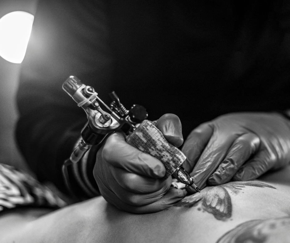 Betydelsen av en blixt-tatuering: 5 kraftfulla symboler