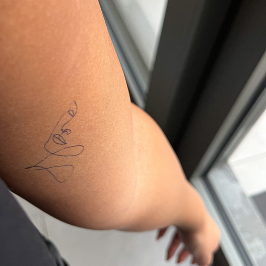 Tillfällig tatuering ansikte finlinje