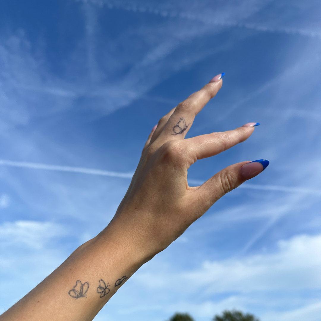 Tillfällig tatuering fjäril finlinje